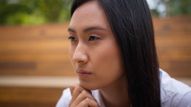 Üzgün Asya 'lı Çinli Japon kadın bayan iş kadınının dışarıda olduğunu düşünüyor. Hayal kırıklığına uğramış düşünceler. Kadın işçi bunalımı.