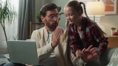 Evde dizüstü bilgisayarla çalışan meşgul bir baba. Evden uzak, internetten küçük kızı görmezden geliyor. Çocuk ilgiye ihtiyacı var.