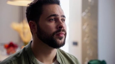 Mutsuz, üzgün, üzgün, suratsız, beyaz, iş adamı, ev sahibi, iş adamı, televizyon izleyen, mesafeli, kötü bir fikir, oturma odasında olumsuz bir tepki.