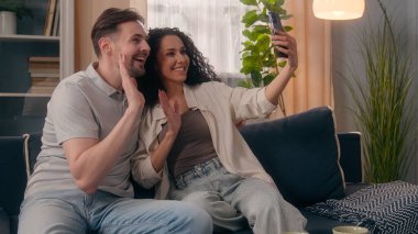 Sosyal medya müptelası aile babaları video blogcuları, blogcular, vlogcular, beyaz erkek erkek, Latin kadın, cep telefonu, görüntülü konuşma konferansı, internet kameraları.