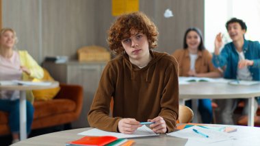 Okul akademisi üniversite dersi, hayal kırıklığına uğramış öğrenci erkek öğrenciyi üzdü. Sınıfta öğrenim görüyor, beyaz sınıf arkadaşları zorbalık yapıyor, kağıt fırlatıyor, zorbalık yapıyor, zorbalık yapıyor, ayrımcılık yapıyor.