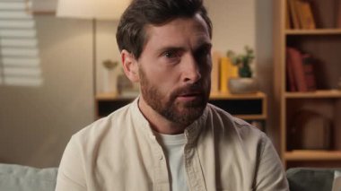 Kızgın adam, aşırı çalışan Kafkasyalı iş adamının, kameraya baktığı için stresli. Ev sorunu yüzünden erkek çığlığı atıyor. Stres çığlığı atıyor.