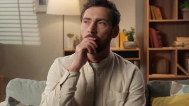 Kafkasyalı, düşünceli, düşünceli, evde tek başına düşünen, ev sahibi, akıllı, ev sahibi, iş adamı, hayal kuran, hafta sonu planlama fikri üzerinde kafa yoran rüya gibi beyin fırtınası gülümseyişini hatırla.