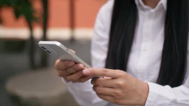 Asya 'lı Çinli Japon kadın ellerinde kullanıcı cep telefonu, akıllı telefon internet, sosyal medya, kadın iş dünyası, tanınmayan iş kadınları, bağımlı kız web sitesi dışında.