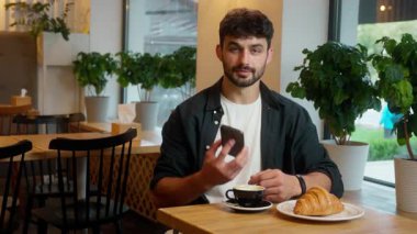 Kafkas erkek arkadaş cep telefonu, akıllı telefon, yeşil ekran, restoran kromakey şablon uygulaması, ziyaretçi müşteri iş dünyası internet sitesi müşterisi internet hizmetleri gösteriyor.