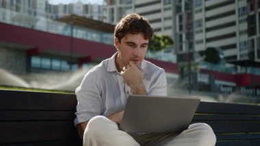 Uzaktan bilgisayarlı bilgisayarda çalışan mutlu beyaz adam gülümseyen erkek girişimci serbest çalışan iş adamı online sosyal ağlar açık ofis ofis internet çalışma işveren işletme müdürü iş adamı şehir