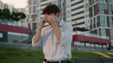 Gergin, Kafkasyalı, sinirli, sinirli, sinirli, sinirli, sinirli, mutsuz, mutsuz, iflassız, stresli, işadamı, iş dünyası, kriz şehri, keder, kaygılı, kötü ruh hali sorunları, sıkıntılar.