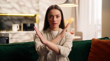 Kapalı portre negatif tatminsiz beyaz kadın ellerini çapraz yaptı. Hiçbir hareket yasaklanmadı. Avrupa 'nın kendine güveni reddedildi.