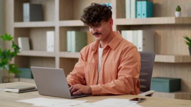 Heyecanlı Kafkasyalı iş adamı serbest çalışan erkek işadamı şaşırdı. Şok edici iş adamı. İşveren yöneticisi dizüstü bilgisayar.