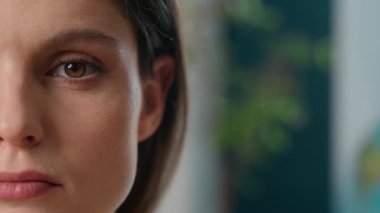 Kapalı kadın yarı yüz ciddi görünüm, sakin duygu ifadesi, liseli kız, liseli öğretmen kadın portresi, kapalı alanda kamera sağlığı, güzellik, insan görüşü.