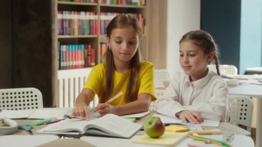 Kafkasyalı ergen çocuklar küçük kızlar ilkokul öğrencileri liseli kız öğrenciler arkadaşlar beşlik el çırpma çalışması eğitimsel takım çalışması kitabı öğrenme iyi sonuç sınavı yaz