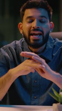 Hintli adam gülümseyen, pozitif adam, erkek iş koçu, akıl hocası, iş adamı, girişimci lideri, karanlık gece ofisindeki İnsan Kaynakları müdürü kamera danışmanlığı, motivasyon konuşması, danışmanlık, danışmanlık, danışmanlık.