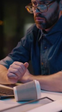 Kafkasyalı adam karanlık gece ofisinde uyuyan yorgun işadamı uykusunu kaybetti uykusuzluk sorunu fazla mesai erkek işkolik aşırı çalışma yorgun uyanık bilgisayar teslim tarihi stresli