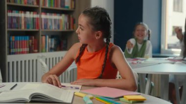 İlköğretim ilköğretim sınıfı öğrencileri, üzgün, beyaz, kız, liseli, çocuk, masa başı öğrencileri, zorbalık yapan çocuklar, gazete fırlatan çocuklar, alay eden sınıf arkadaşları.