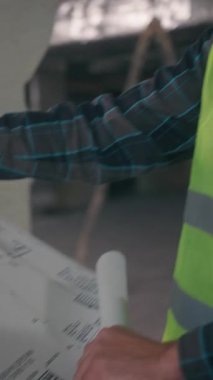 Kafkasyalı mimar, askere alma planı yapıcı, tamirci işi yapıyor. Ukraynaca ahşap çatı unsurları düzenleme planı. Çeviri: ahşap çatı elementlerinin düzenlenmesi