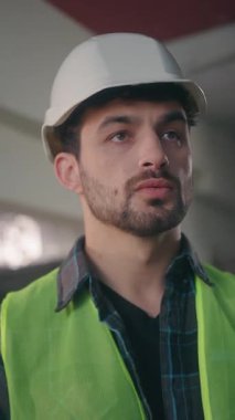 Kafkasyalı mimar müteahhit erkek yönetici teknisyen telsiz bağlantısı kurucu inşaat ustabaşı kontrol işyeri inşa etme işlemleri için telsiz seti kuruyor.