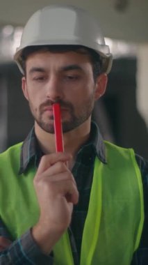 Düşünceli, düşünceli, beyaz bir adam, mimar, işçi, ustabaşı, mimari, mimari, mimari, mimari, inşaat, inşaat, inşaat, inşaat, inşaat, inşaat...