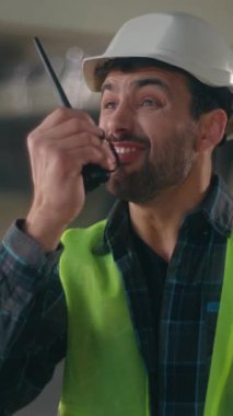 Kızgın beyaz adam telsiz telsizinden çığlık çığlığa bağırıyor. Kızgın erkek müteahhit. El bileğini geç gösteren çılgın adam.