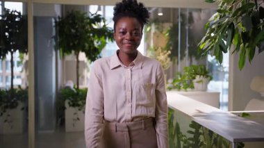 Afro-Amerikalı iş kadını dostu jestler ofis şirketinde işe alınan adayları selamlıyor gülümseyen bayan işkadını işkadını işveren HR müdürü ile selamlaşıyor.