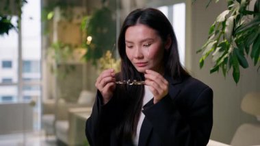 Asyalı başarılı iş kadını Japon iş kadını gözlüklü şık gözlüklü Çinli kız ofis tarzı gözlüklü gülümseyen kadın yönetici.