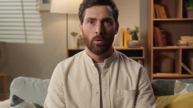 Şaşırmış Kafkasyalı adam korkmuş erkek ev sahibini korkutmuş. Stresli adam evde korku şokuna uğramış. Şaşırtıcı haberler.