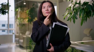 Asyalı Çinli düşünceli iş kadını düşünceli problem çözümü hakkında şüpheyi seç Koreli Japon kız iş kadını kadın işveren yöneticiyi hatırla ofis beyin fırtınası planında düşünce sorusu