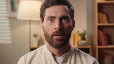 Kapat şok duygusunu Kafkasyalı erkek milenyum erkeği şaşırttı iş adamını şaşırttı inanılmaz haberler duygusal yüz ifadesi şaşırttı hayret hayret hayret hayrete düştü ağzı açık bakan evde heyecanla yüzleşiyor