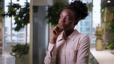 Kadın Afrikalı Amerikalı etnik kız iş kadını ofis müdürü düşünceli düşünceli işveren beyin fırtınası yapmayı düşünüyor mutlu bir içgörü, işaret ederek fikir üretmeyi düşünüyor.