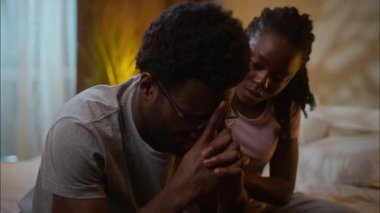 Aile desteği Afrikalı Amerikalı evli çift sorunları ilgili kadın karısı kavgadan sonra özür diliyor kavga ediyor depresif kocayı sakinleştirmek için akşam geç saatlerde yatak odasında tartışıyor.