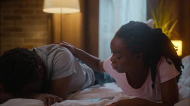 Destekleyici, Afro-Amerikan kadın kız arkadaşını seven, sakin, destek veren, özür dileyen, üzgün, ağlayan bir erkek arkadaşı yatakta birlikte yatan, çift yatak odalı, çift yatak odalı bir erkek arkadaşı teşvik eden.