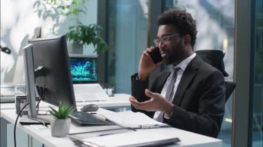 Afrika kökenli Amerikalı bir adam cep telefonlu akıllı telefon işadamı neşeli etnik adam gülümseyen işletme yöneticisi ofis konuşmasında çalışan girişimciyi arıyor.