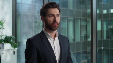 Kafkas erkek portresi iş adamı yakışıklı bir erkek başını çeviriyor kameraman gülümsüyor profesyonel lider yönetici işveren CEO ofis içinde çalışan mutlu yönetici yönetici