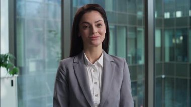 Neşeli Kafkasyalı kadın kameraya bakıyor gülümsüyor portre pozitif lider yönetici iş kadını dişçi, dişçi, güler yüzlü bayan işçi ofis çalışanı.