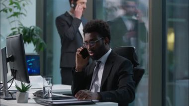 Çok ırklı iş arkadaşları, Afrika kökenli Amerikalı Kafkasyalı erkekler cep telefonundan konuşuyor. Çok görevli, profesyonel işadamları. İş adamları, iş adamları, iş arkadaşları.