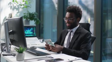 Mutlu Afrikalı Amerikalı iş adamı para banknotlarını sayıyor maaş alıyor erkek eğleniyor nakit para sayıyor iş dünyası finans müdürü varlıklı çalışan girişimci ofis kârı yatırımı kazanıyor