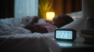 Mutsuz uyku uyuyan Afrikalı Amerikalı kadın uykusuz kalan uykusuz kadın uykusuzluk, uykusuzluk, uykusuzluk, uykusuzluk, uykusuzluk, uykusuzluk, uykusuzluk...