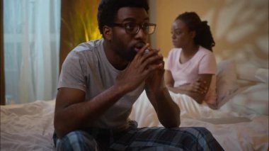 İlişki sorunları. Aile krizi. Afro-Amerikan etnik çift boşanması. Üzgün koca çözümünü düşünüyor.