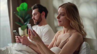 İnternet bağımlılığı sorunu Kafkasyalı evli çift yalancı koca koca kız cep telefonu sahibi erkek kadın görmezden gelen cep telefonu ortakları sosyal medya siber uzay uygulamaları evde sabah