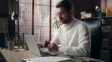 Düşünceli, düşünceli, Kafkasyalı yönetici, işçi, ajan, dizüstü bilgisayarda çalışan, erkek, iş adamı, girişimci, online, teknik satış elemanı gibi konularda fikir alışverişinde bulundu.