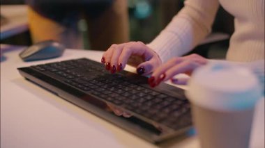 Gece fazla mesai yapan Kafkas kadın bilgisayar klavye çevrimiçi satış danışmanı iki iş arkadaşı iş kadını profesyonel takım çalışmasına destek oluyor.