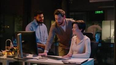 Üç farklı iş arkadaşı Hintli Kafkasyalı iş kadını iş kadını iş kadını iş kadını iş adamı çok ırklı erkekler gece ofiste çok ırklı takım çalışması portresi çizerek gülümsüyorlar.