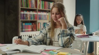 Stresli, Kafkasyalı, ergen kız, liseli, yorgun, üzgün, çocuk, öğrenci. Sınıfta ders çalışmak zor. Sıkıcı, sıkıcı okul eğitimi.