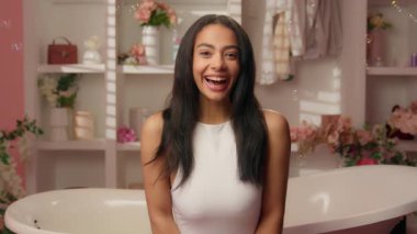 İspanyol mutlu, gülümseyen, pozitif kadın, etnik kız, rutin cilt, sağlıklı, doğal, genç bayan, romantik gülümsemeli, dişlek dişli, gülen, kamera şampuanı görünümlü makyaj malzemesi.