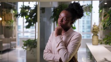 Düşünceli, düşünceli, etnik iş kadını, Afrikalı, Amerikalı, üzgün, düşünen, kafası karışık, iş kadını, yönetici, sorunu çözen işveren.