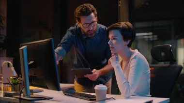 Gece ofisindeki iş anlaşmazlığı kızgın patron akıl hocası, taciz işçisi, tatminsiz bilgisayar hatası, iş kadını, erkek kadının olumsuz konuşmasını tartışıyor.