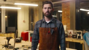 Neşeli, mutlu, beyaz, işçi, marangoz, marangoz, marangozluk, marangozluk, marangozluk, marangozluk, marangozluk, marangozluk, marangozluk, marangozluk, marangozluk...