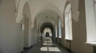 Okulun koridorundaki boş koridor. Kolej akademisi. İçerideki üniversite. Kapalı alanda.
