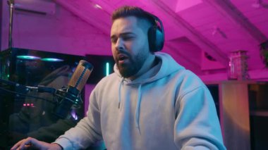 Yorgun, uykulu, Kafkasyalı, bağımlı erkek oyuncu, flamalı bilgisayar, düşük enerjili internet oyunu, gece yarısı internet savaşı video oyununda sanal oyun oynuyor.