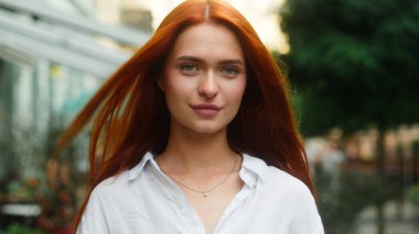 Açık havada güzel kadın portresi Kafkas moda kızı turist gezgin iş kadını alışveriş yapan öğrenci Avrupa 'yı geziyor sağlıklı doğal güzellik tebessümü tatillerde dışarıda