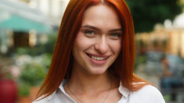 Beyaz kadın kadın güzellik portresi açık hava modeli çekici iş kadını öğrenci mutlu flört ediyor kameraya bakıyor göz kırparak flört ediyor sağlıklı bir gülümseme şehir seyahatinde